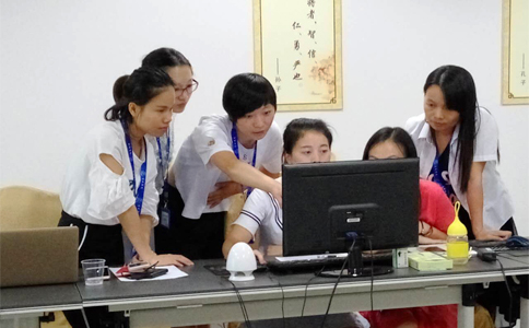  美女們互相交流學(xué)習(xí)，氣氛有點(diǎn)嚴(yán)肅啊