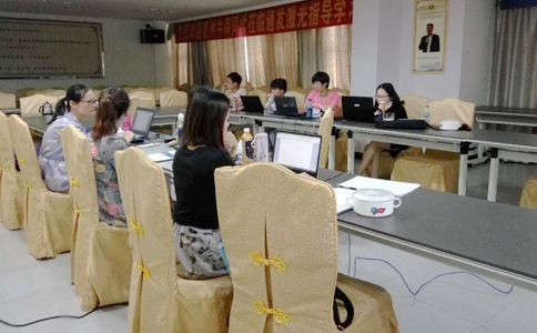  各家的客服美女真是巾幗不讓須眉啊，學(xué)習(xí)工作兩不誤